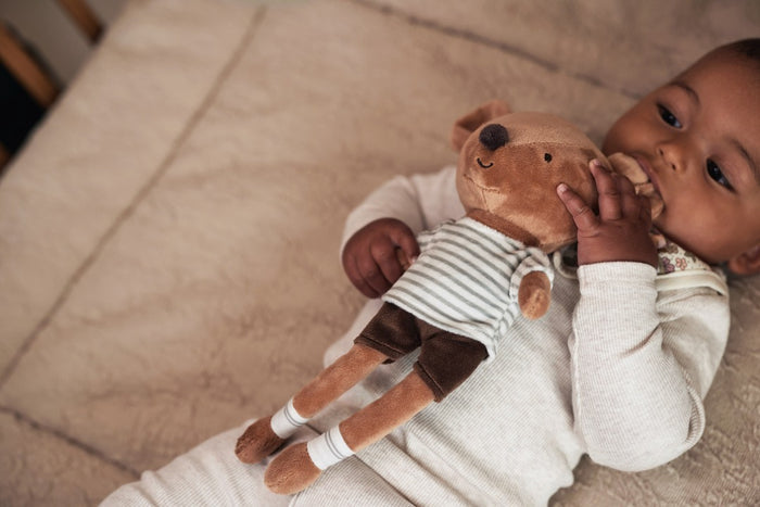 weiche Stoffpuppe Maus Jackie als liebevolles Kuscheltier fuer Babys und Kinder zum Kuscheln und Spielen