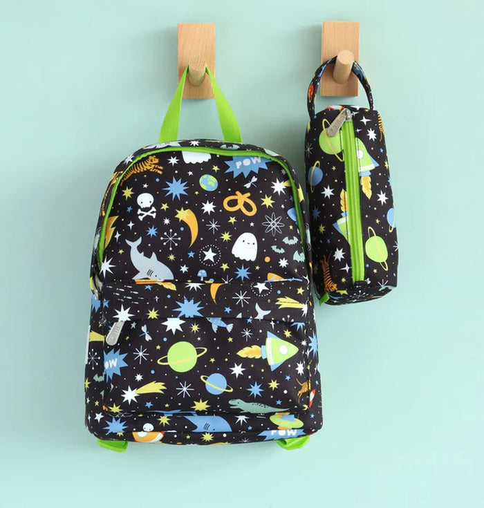 A Little Lovely Company Galaxy Rucksack klein – Detailansicht des 7-Liter-Kinder-Rucksacks mit gepolstertem Rücken und Schultergurten