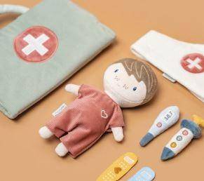 Little Dutch Kuschelpuppe Jim Doktor Spielset – Rollenspielset mit Arztzubehör zum spielerischen Verarzten und Pflegen