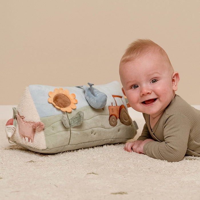 Little Dutch Little Farm Aktivitäten-Dreieck – weiches Motorik-Kissen mit verschiedenen Texturen und Bauernhof-Elementen für Babys