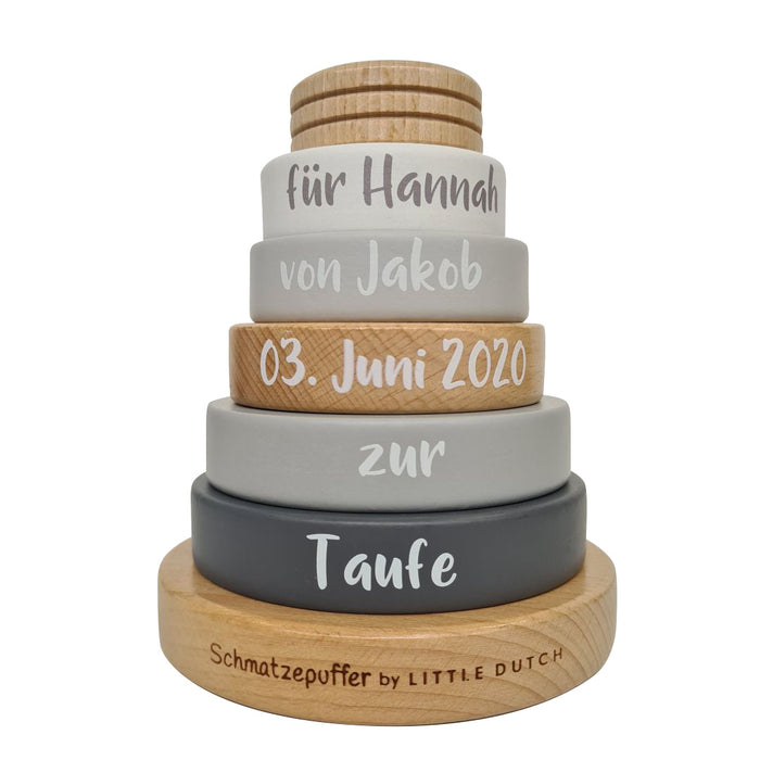 Detailansicht eines personalisierten Holz-Stapelturms mit Name und Taufdatum