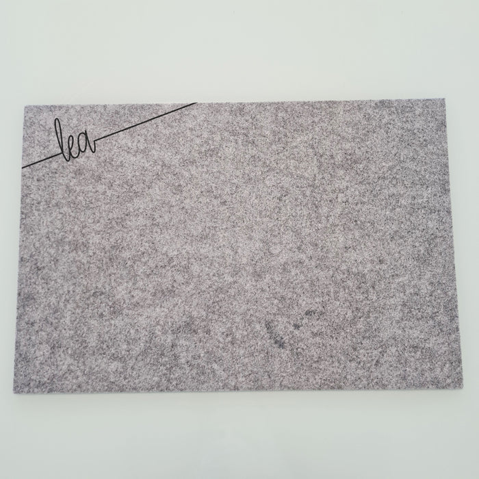 Personalisiertes Gilde Filz-Platzset Hellgrau 30 × 45 cm mit Name