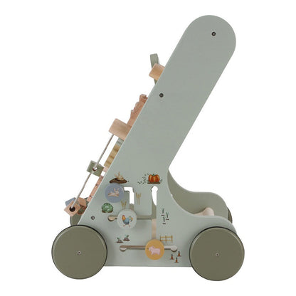 Little Dutch Aktivitäten-Laufwagen Little Farm – Detailansicht des Holz-Lauflernwagens mit acht Motorikspielen und gummierten Rädern