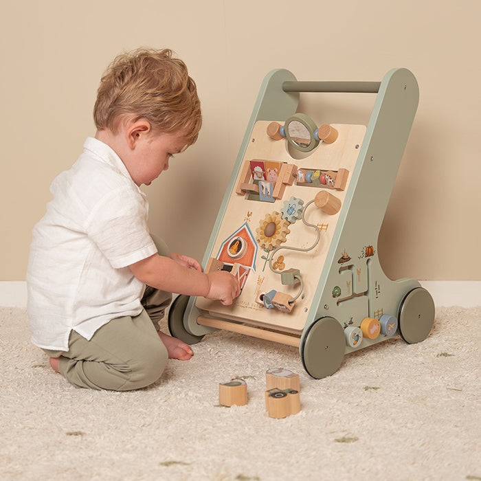 Little Dutch Aktivitäten-Laufwagen Little Farm – Spielszenenansicht des Holz-Wagens mit acht Beschäftigungen zur Förderung der Motorik