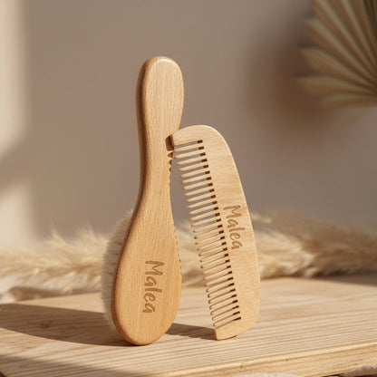 Personalisiertes Baby Haarbürsten- und Kamm-Set aus Holz mit Namen. Liebevolles Geschenk zur Geburt für die tägliche Babypflege und eine bleibende Erinnerung an die erste Zeit mit dem Baby.