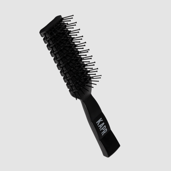 KAPR ronde borstel op witte achtergrond – professionele föhnborstel voor barbers en stylisten.