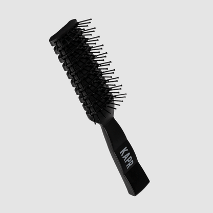 KAPR ronde borstel op witte achtergrond – professionele föhnborstel voor barbers en stylisten.