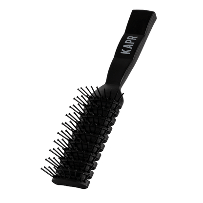 KAPR föhnborstel – ronde zwarte borstel met logo, ideaal voor volume en styling bij mannen.