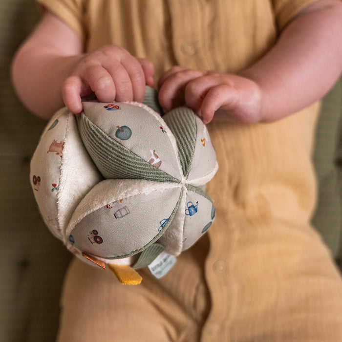 Little Dutch Greifball Little Farm für Babys – weicher Aktivitätsball mit Tastflächen, Labels und Rassel für kleine Hände