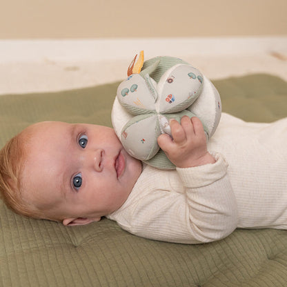 Greifball Little Farm von Little Dutch – Detailansicht des weichen Babyballs mit unterschiedlichen Stoffen und Mustern ab Geburt