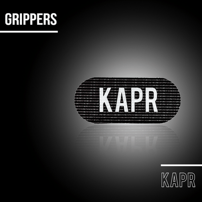 KAPR Grippers op donkere achtergrond met tekst ‘GRIPPERS’ – strak en krachtig productdesign.