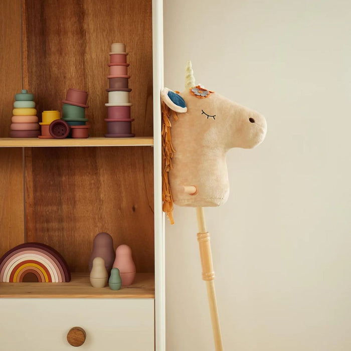 Steckenpferd Magic von Bieco in Sand – 100 cm großes Hobby Horse Einhorn mit seitlichen Griffen und bodenschonenden Rädern