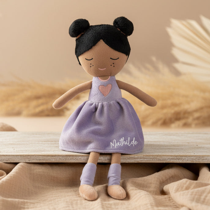 Personalisierbare Jollein Kuschelpuppe Daisy 32 cm im fliederfarbenen Kleid