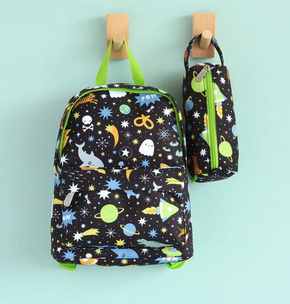 A Little Lovely Company Galaxy Rucksack klein – Detailansicht des 7-Liter-Kinder-Rucksacks mit gepolstertem Rücken und Schultergurten