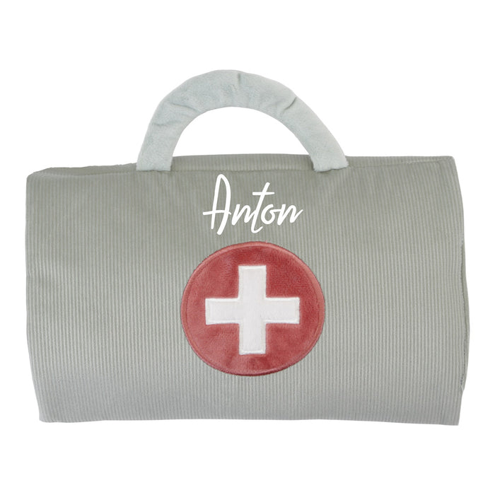 Personalisiertes Little Dutch Jim Doktor Spielset mit Plott – Kuschelpuppe mit Arztzubehör als individuelles Rollenspiel-Geschenk