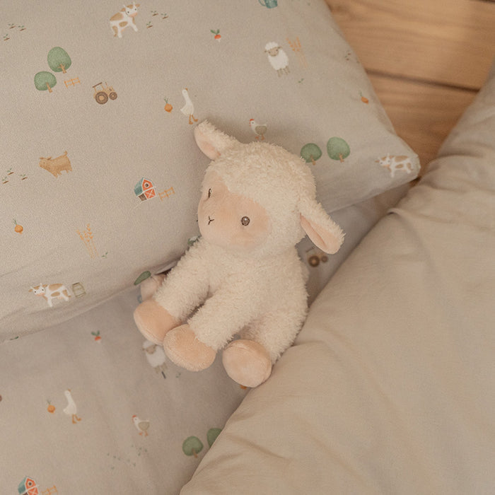 Little Dutch Schaf Little Farm 17 cm – Detailansicht des weichen Baby-Kuscheltieres aus der Bauernhof-Kollektion