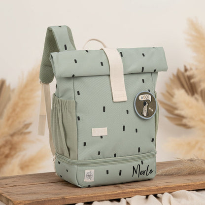 Personalisierter Rolltop Kinderrucksack in Salbeigruen mit individuellem Namen fuer Kindergarten, Ausfluege und den Alltag mit praktischem Stauraum