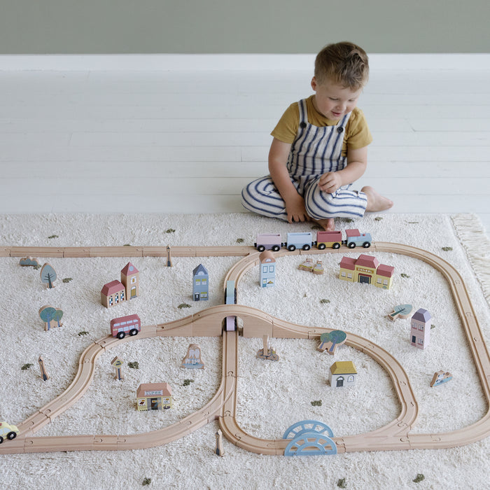 Little Dutch Holzeisenbahn Starterset XXL mit 51 Schienen und Spielstadt-Elementen