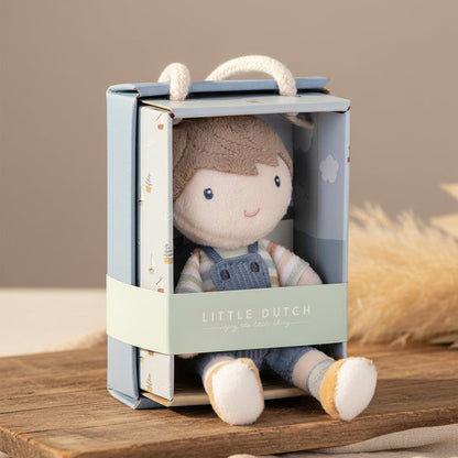 Little Dutch Kuschelpuppe Jim 10 cm – kleine weiche Stoffpuppe in Latzhose als Begleiter für Rollenspiele und unterwegs