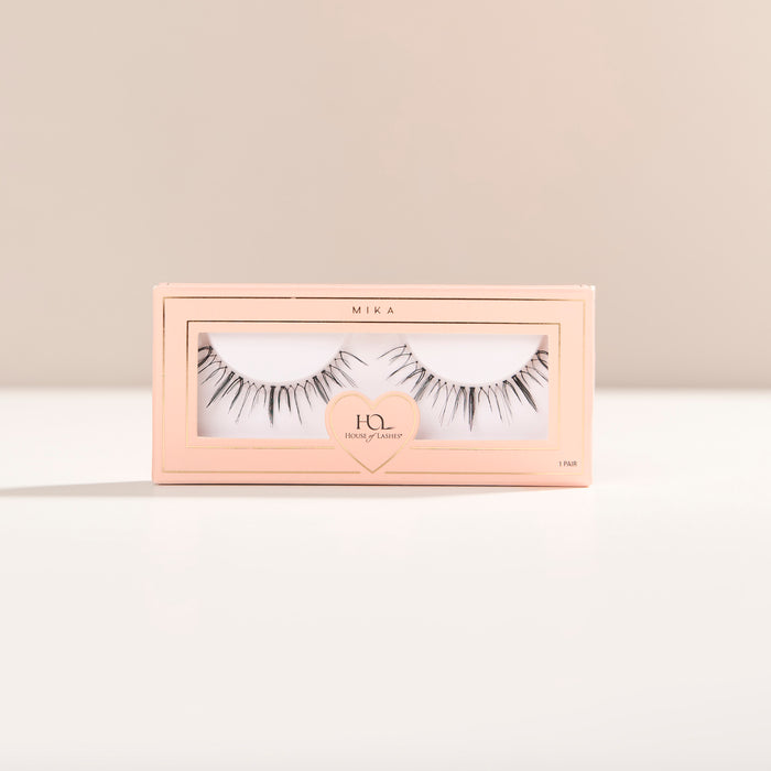 Mika a short, round lash with natural volume and delicate spiky fibers for a wet mascara effect.
