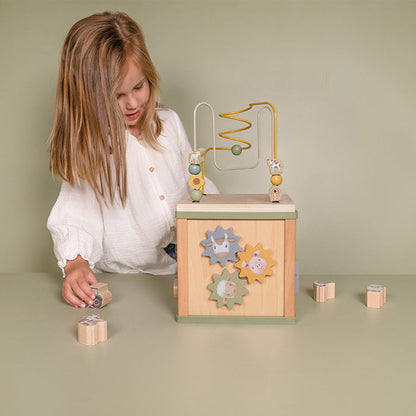 Little Dutch Motorikwürfel Little Farm – Detailansicht des Holz-Aktivitätswürfels mit Perlenbahn, Formen, Zahnrädern und Puzzle