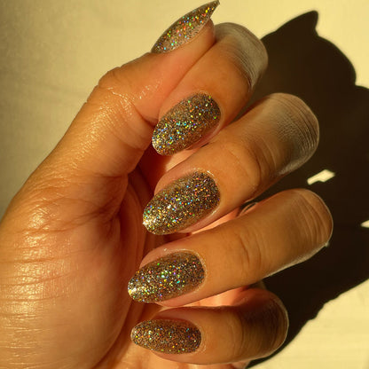 OBVI - Press-On | Medium | Oval hand with medium oval false nails in shimmering gold glitter for a dazzling mani look