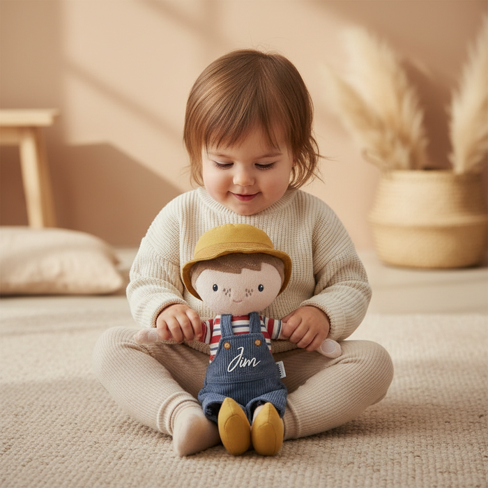 Kleinkind mit personalisierter Kuschelpuppe Farmer Jim mit Name