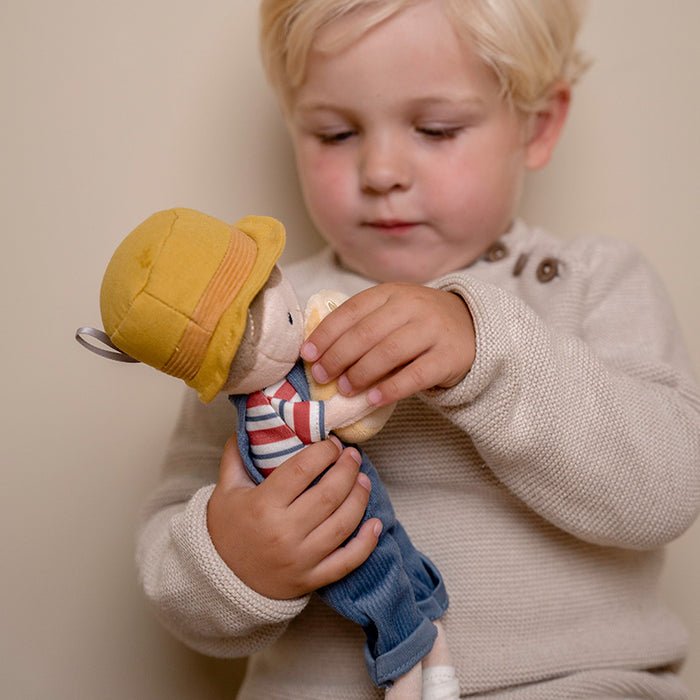 Detailansicht der weichen Kuschelpuppe Farmer Jim