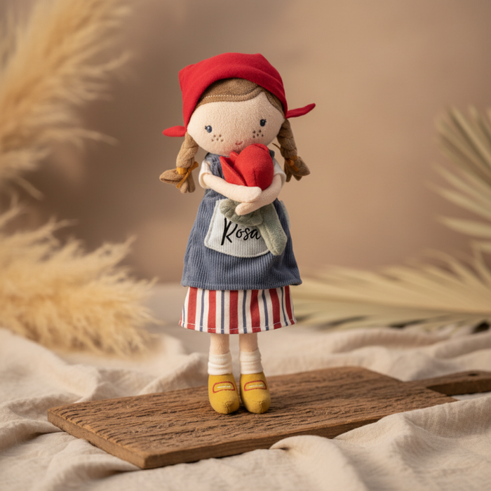 Personalisierte Stoffpuppe Rosa mit Name im warmen Kinderzimmer