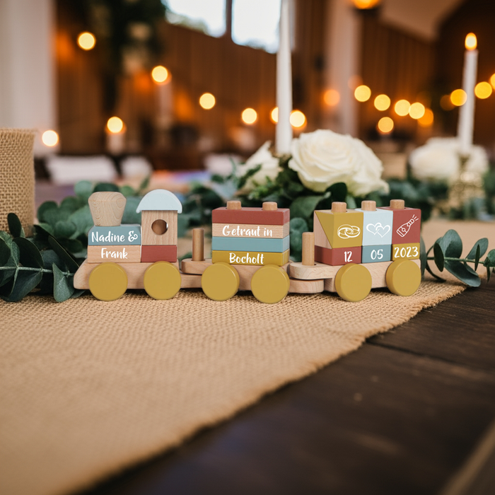Personalisierter Holzzug Pure & Nature zur Hochzeit – dekorative Geschenkidee für das Brautpaar