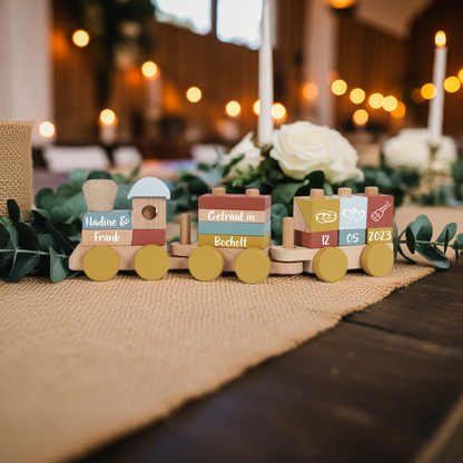 Personalisierter Holzzug Pure & Nature zur Hochzeit – dekorative Geschenkidee für das Brautpaar
