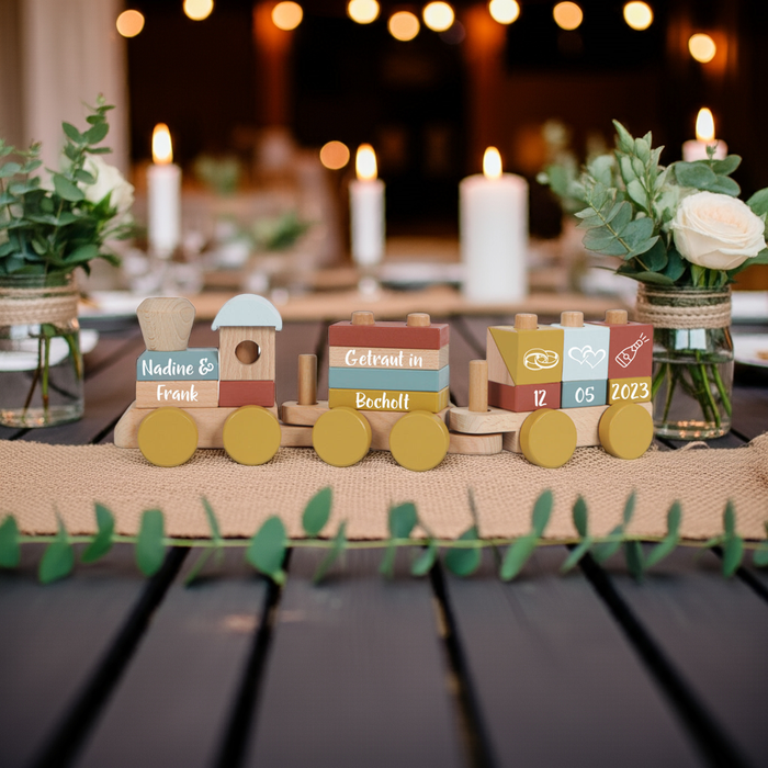 Personalisierter Holzzug zur Hochzeit mit Namen – Erinnerungsstück aus Holz