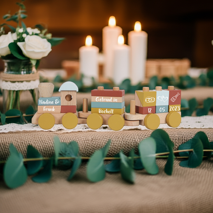 Holzzug Pure & Nature als Hochzeitsgeschenk mit individueller Personalisierung – Lifestyle-Ansicht