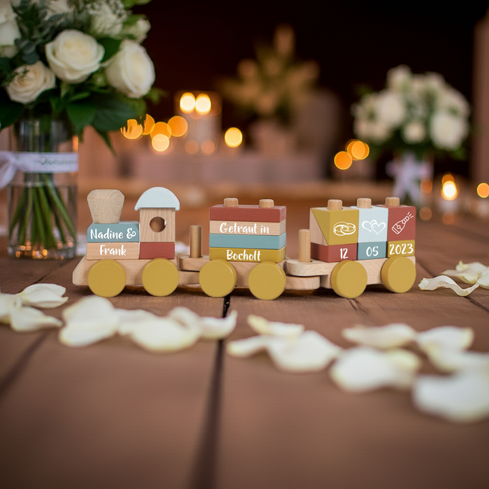 Personalisierter Holzzug Pure & Nature mit Namen und Datum – Geschenk zur Hochzeit