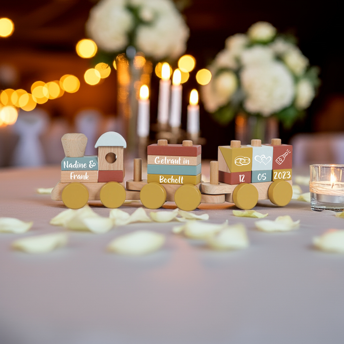 Holzzug Pure & Nature als persönliches Hochzeitsgeschenk – dekorative Produktinszenierung