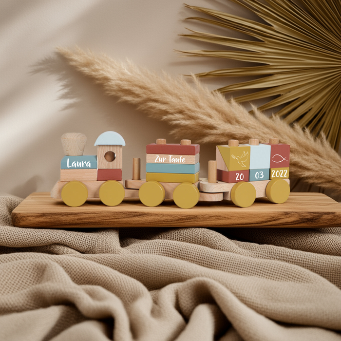 Geschenk zur Taufe mit Namen und Taufdatum – personalisierter Holzzug aus Holz