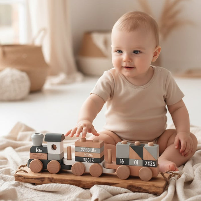 Personalisierter Holzzug zur Geburt im Babyzimmer mit Name und vollständigen Geburtsdaten