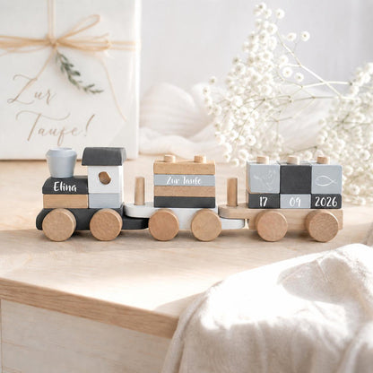 Holzzug als Taufgeschenk mit Name, Taufdatum und Schriftzug Zur Taufe
