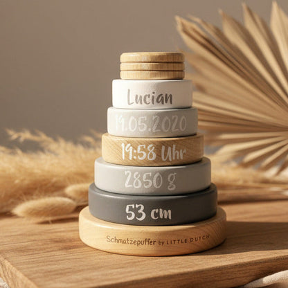 Personalisierter Stapelturm mit Name und Geburtsdaten als Teil eines Babygeschenksets
