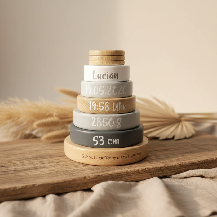 Personalisierter Ringstapelturm in Grau mit Name und Geburtsdaten als Geschenk zur Geburt