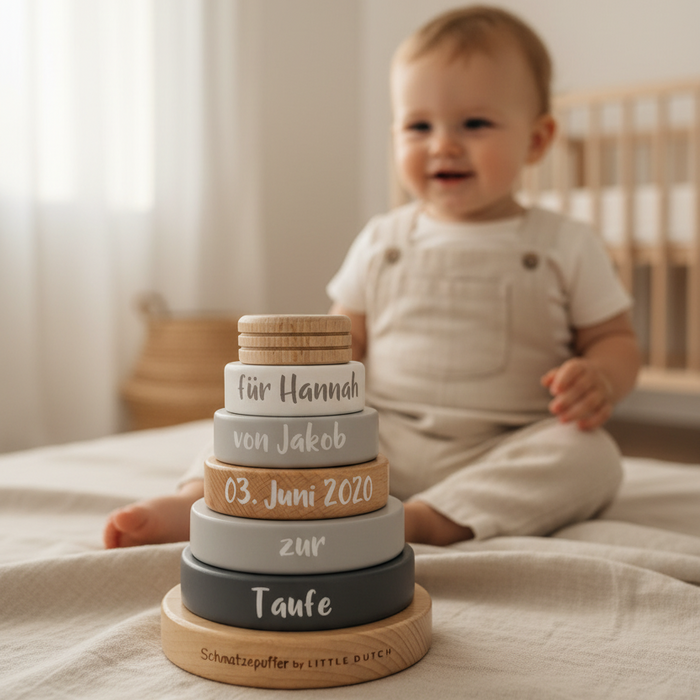 Personalisierter Stapelturm zur Taufe aus Holz mit Name und Taufdatum, Baby sitzt daneben