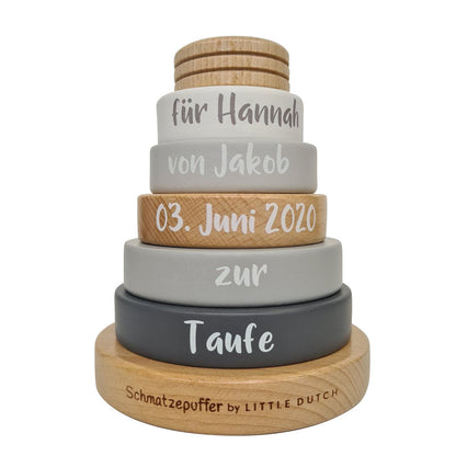 Detailansicht eines personalisierten Holz-Stapelturms mit Name und Taufdatum