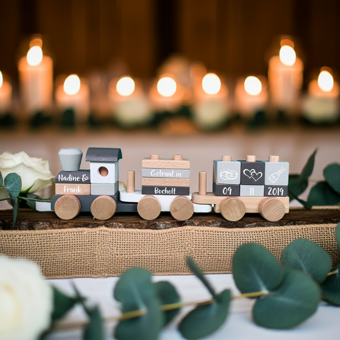 Personalisierter Holzzug als Hochzeitsgeschenk mit Namen und Datum des Brautpaares
