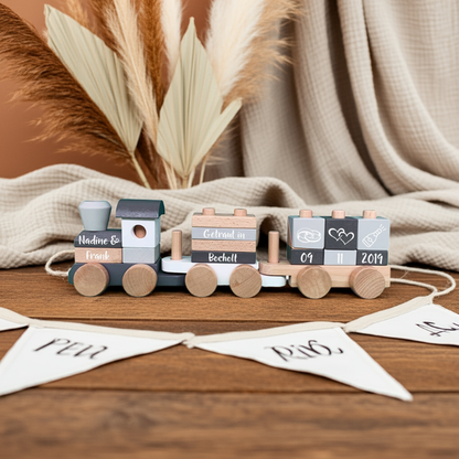 Personalisiertes Hochzeitsgeschenk als Holzzug mit Namen und Datum, dekoriert für das Brautpaar
