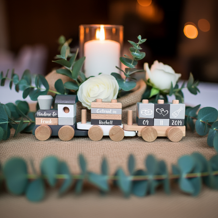 Personalisiertes Hochzeitsgeschenk mit Holzzug, Namen, Datum, Kerzen und Blumen