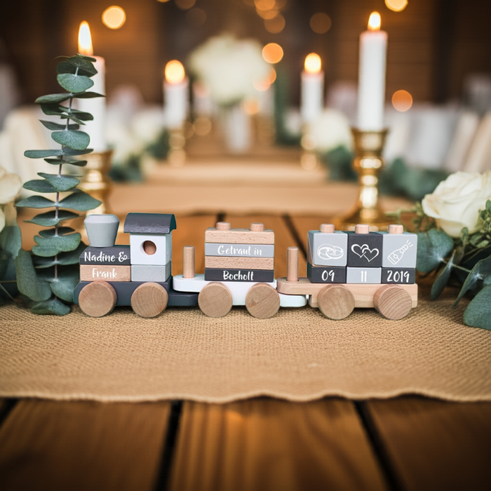 Holzzug als romantische Tischdekoration mit Namen und Hochzeitsdatum