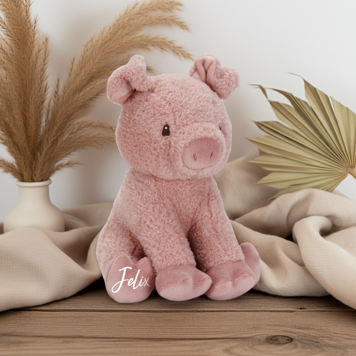 Kleinkind mit personalisiertem Kuscheltier Glücksschwein
