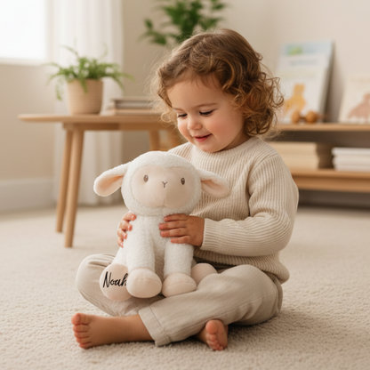 Kind spielt mit personalisiertem Kuscheltier Schaf mit Name