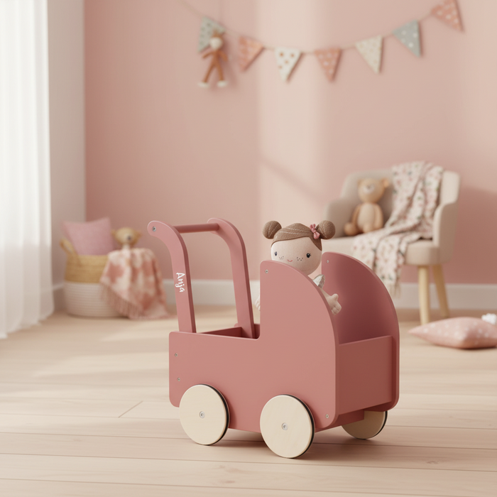 Puppenwagen mit Babypuppe im Kinderzimmer. Hochwertiges Holzspielzeug für Mädchen mit liebevollen Details und zeitlosem Design. Beliebtes Geschenk zum Geburtstag, zu Weihnachten oder zur Taufe, das Rollenspiele, Kreativität und die motorische Entwicklung fördert.
