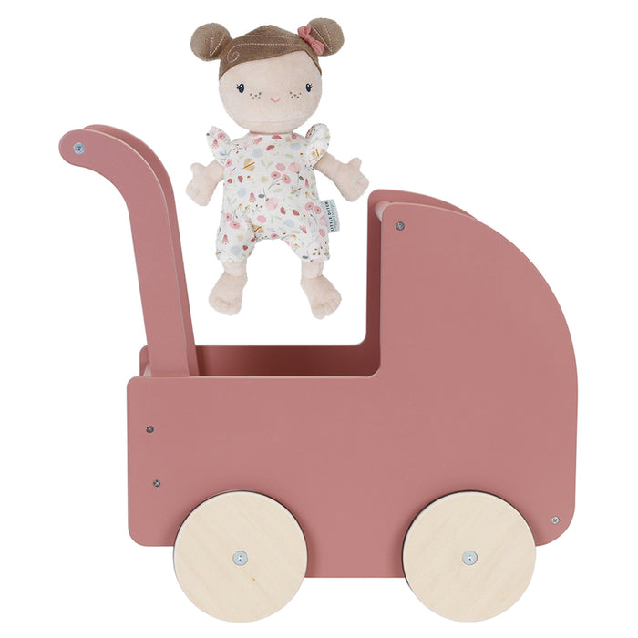 Puppenwagen mit Babypuppe Rosa aus Holz. Liebevoll gestaltetes Geschenk für Mädchen zum Geburtstag, zu Weihnachten oder zur Taufe. Hochwertiges Holzspielzeug mit Stoffpuppe, das Kreativität, Rollenspiele und die motorische Entwicklung fördert und viele Jahre Freude bereitet.